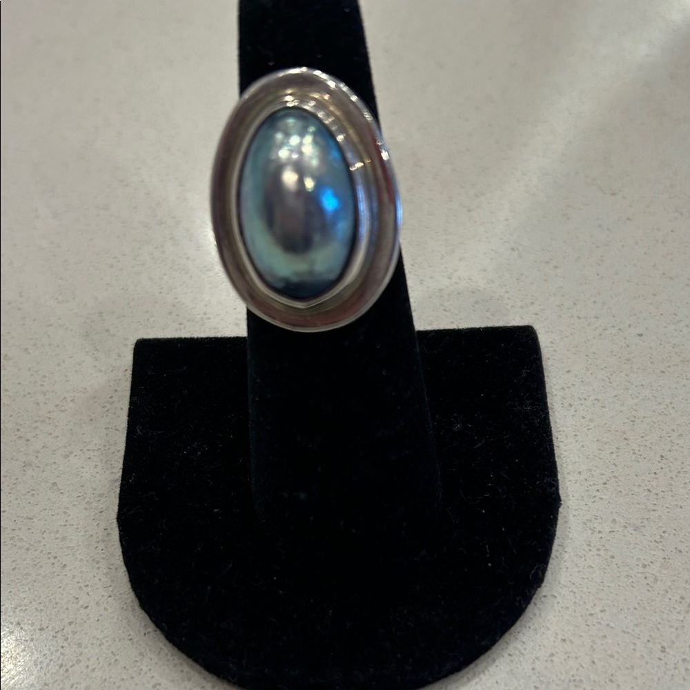 Sofisticated sterling silver ring with large grey mabe pearl
